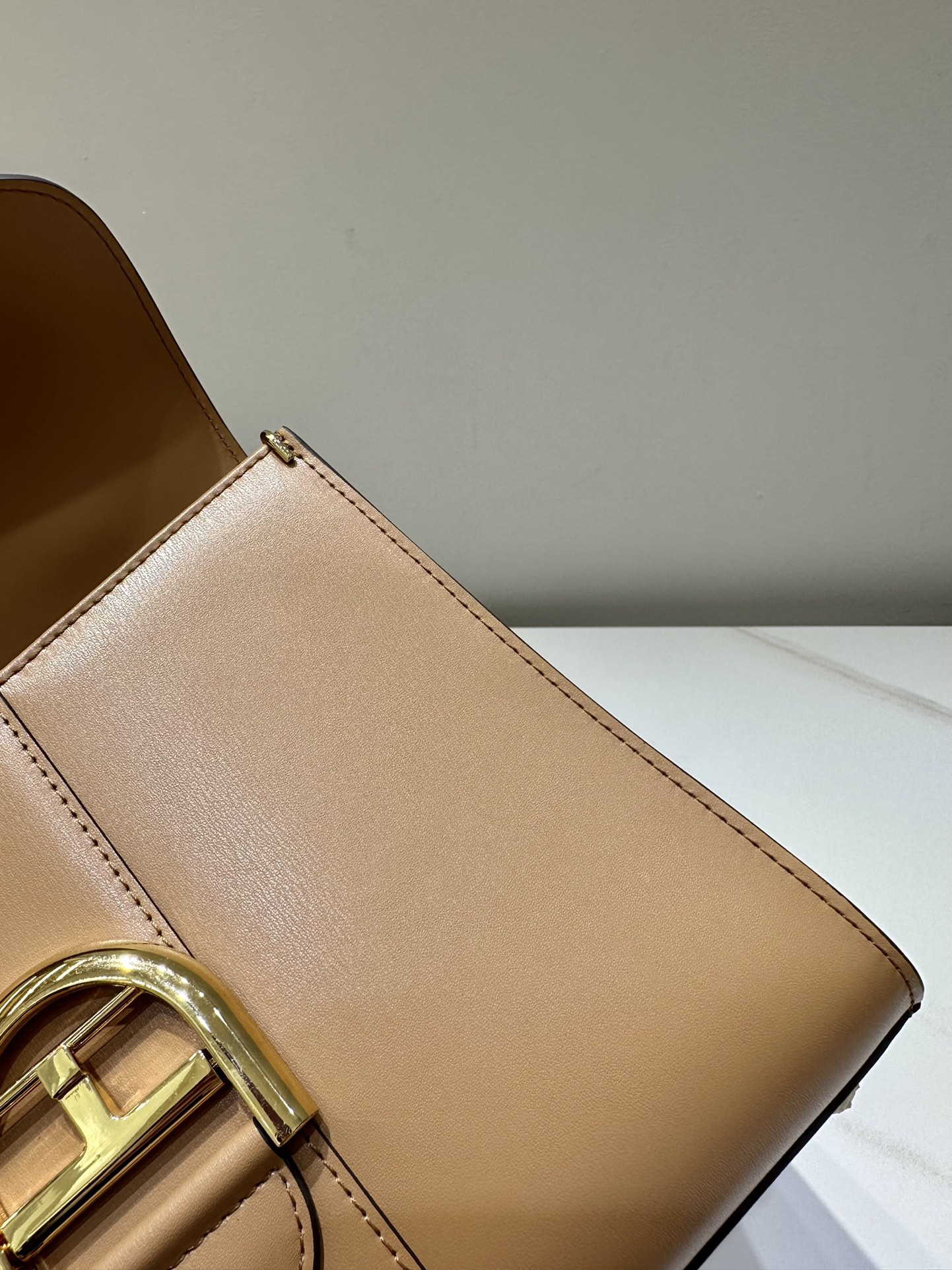 델보 브리앙 PM 박스백 브라운